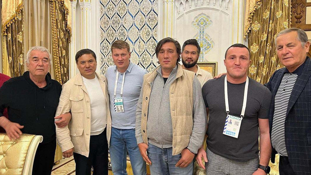 "Салимбай" менен маркум Көлбаев сол тарапта чогуу турушат