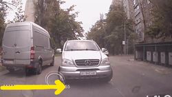 Водитель Mercedes-Benz едет по встречке по Гоголя, создавая аварийную ситуацию, - горожанин
