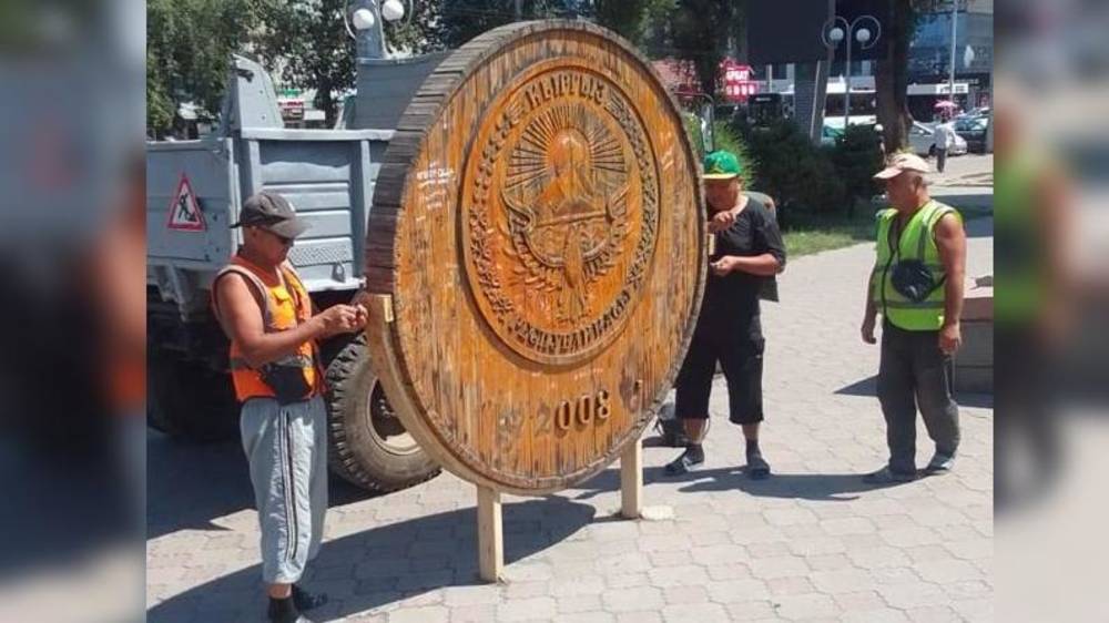 Деревянный сом в центре города демонтируют