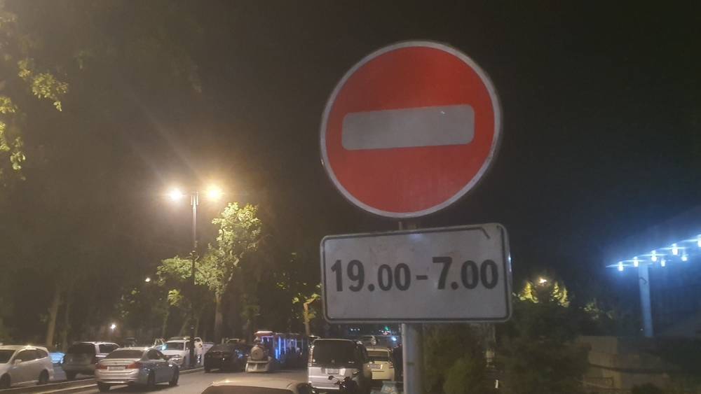 Горожане вновь просят перенести дорожный знак в центре города