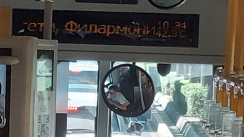 В салоне автобуса №52 стоит жара в 42,3°С, - горожанин