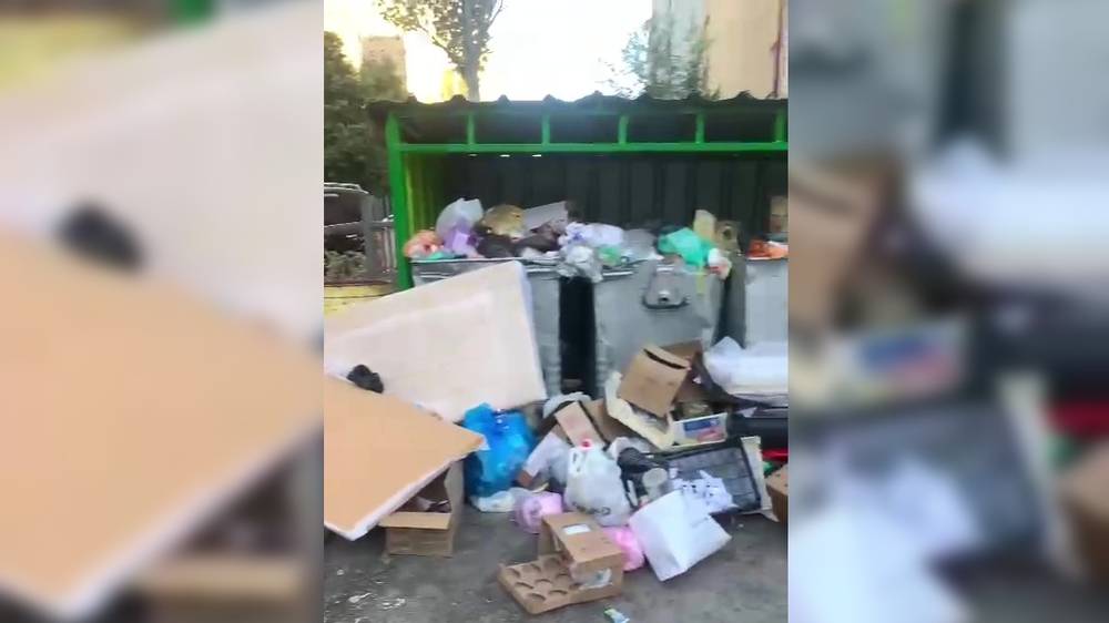 В микрорайоне Улан горожане бросают мусор мимо контейнеров, образуя свалку. Видео