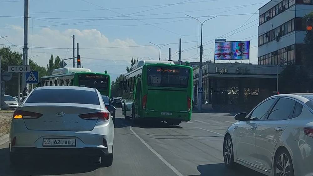 Автобусы на Ибраимова—Токтогула создают заторы, поворачивая со второго ряда, - горожанин