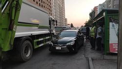 Мусоровоз не смог вывезти мусор в Джале из-за припаркованных машин. Фото