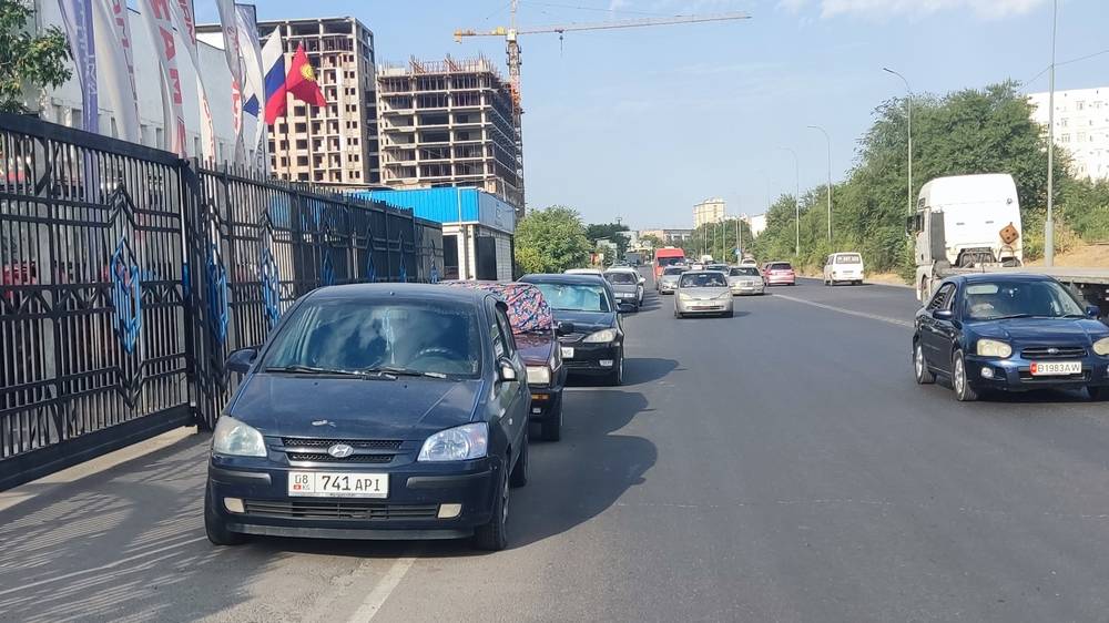 Водители массово паркуются на тротуаре по Льва Толстого. Фото