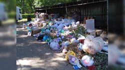 В 6-микрорайоне образовалась гора мусора на мусорной площадке