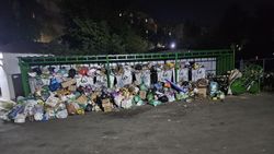 Гору мусора в 7 мкр все еще не убрали. Фото
