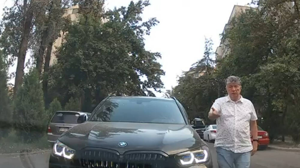 Мужчина на BMW Х5 ехал против шерсти на Гоголя, создал затор и вышел выяснять отношения. Видео