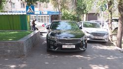 Автомобиль «Киа» заблокировал въезд во двор дома на Тыныстанова. Фото