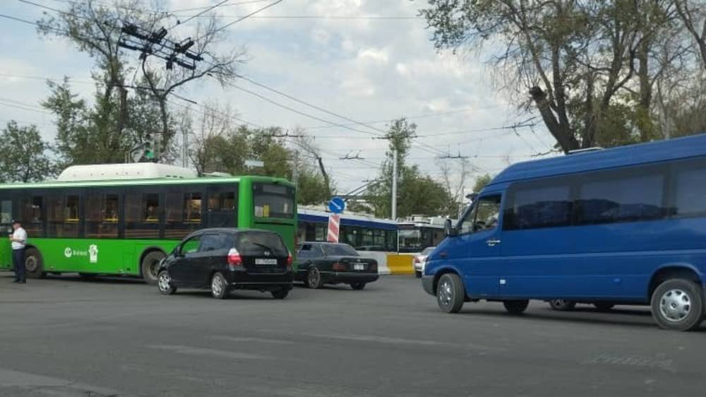 На Льва Толстого столкнулись два автобуса. Видео с места аварии