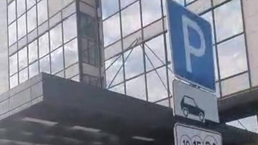 Законно на Токтогула берут по 25 сомов за парковку? Видео горожанина