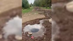 На пересечении улиц Ауэзова и Исакеева прорвало трубу
