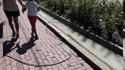 На Московской свисающие провода еще не убрали, - горожанин