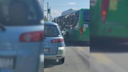На Токтогула-Ибраимова автобусы поворачивают со второго ряда, - горожанин