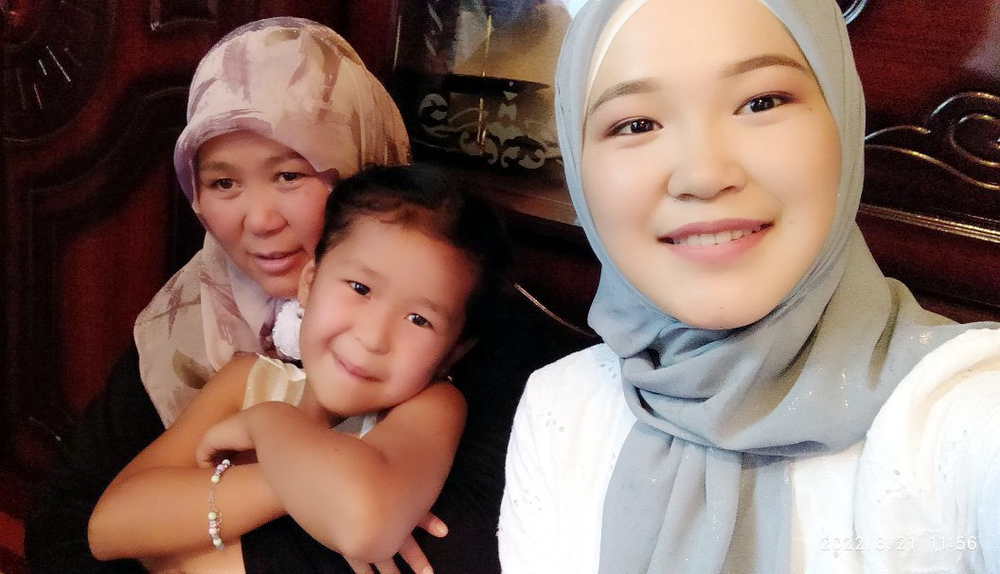 С мамой и сестренкой