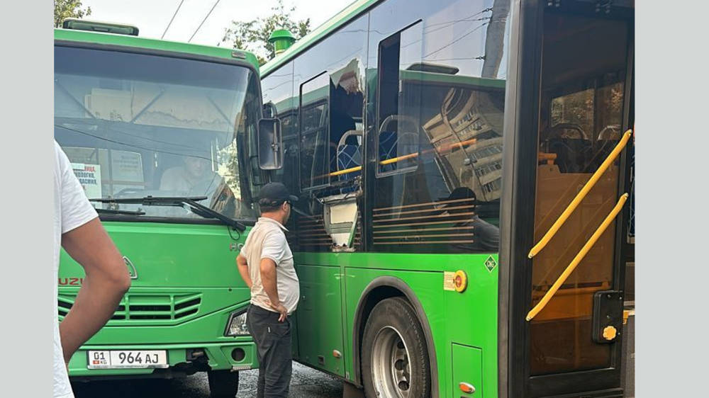 Возле ЦУМа столкнулись два автобуса