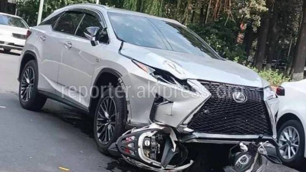 В ГУВД Бишкека рассказали подробности столкновения Lexus RX330 и скутера