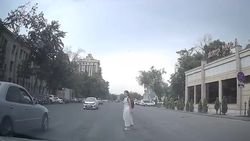 «Мерседес» выехал на встречку, едва не сбив девушку на «зебре». Видео