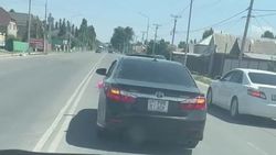 В Таласе «Камри» из свадебного кортежа создает аварийную ситуацию. Видео