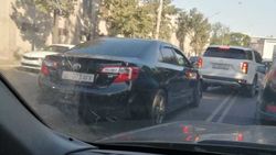 На ул.Матыева водители массово объезжают пробку по встречке. Фото