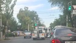 Три эвакуатора повернули со второй полосы. Видео