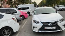 Lexus ES300 припарковали вторым рядом, заблокировав другие авто. Видео