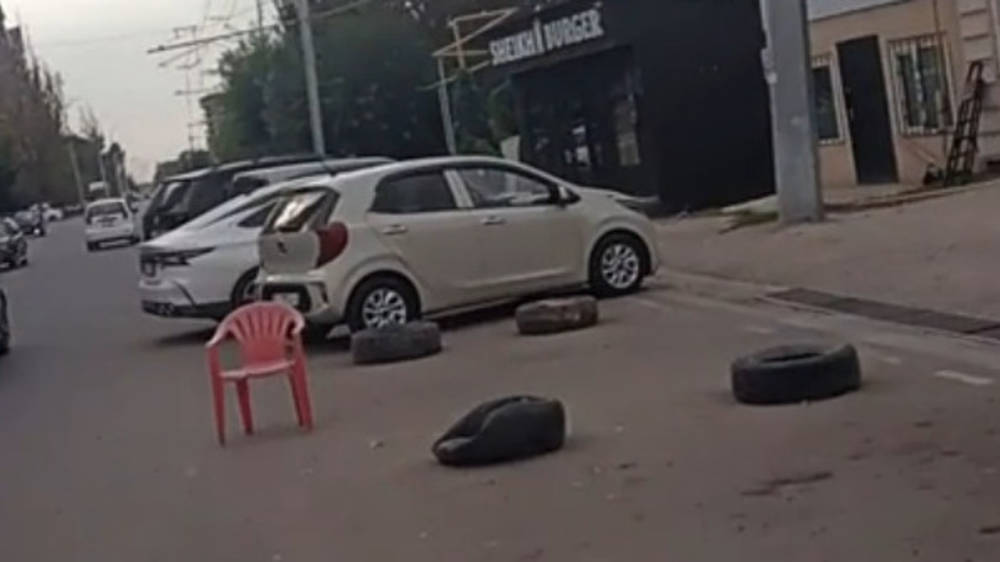 На ул.Токмакской шинами огородили парковку. Видео