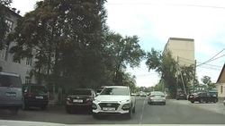 Водители продолжают ездить против шерсти на ул.Суюмбаева. Видео