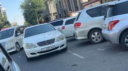 На ул.Исанова «Мерседес» припарковали вторым рядом. Фото