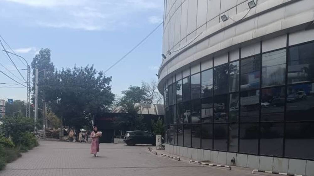Как приятно видеть тротуар на Жибек Жолу без припаркованных машин. Фото горожанина