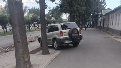 «Тойоту» припарковали, заехав на тротуар. Фото