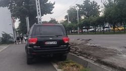 «Тойота Секвойя», у которой более 11 тыс. сомов штрафов, припаркована на тротуаре по Жибек Жолу. Фото