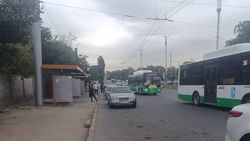 Остановка на Жибек Жолу заставлена таксистами, автобусы высаживают пассажиров на проезжей части, - горожанин