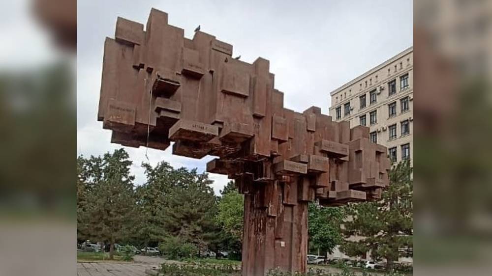 Планируется ли ремонт скульптурной композиции «Отцы нации»? Ответ мэрии