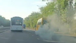 Фургон «Фиат» сильно дымит. Видео