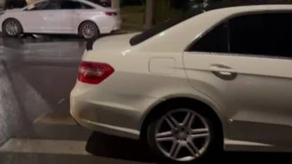«Мерседес E350» припарковали на «зебре». Видео