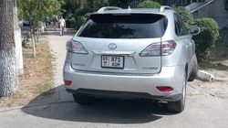 Lexus RX350 припарковали на тротуаре возле ГУВД Бишкека. Видео