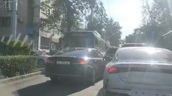 «Киа К5» заблокировала троллейбус на Московской. Видео