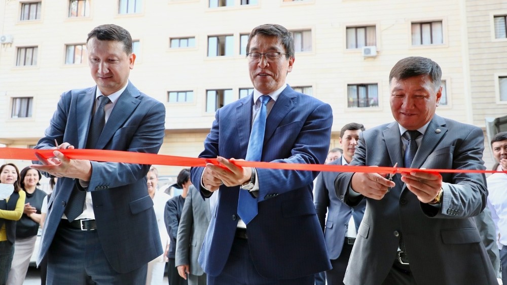 Председатель Соцфонда Бактияр Алиев, замглавы Кабмина Эдиль Байсалов