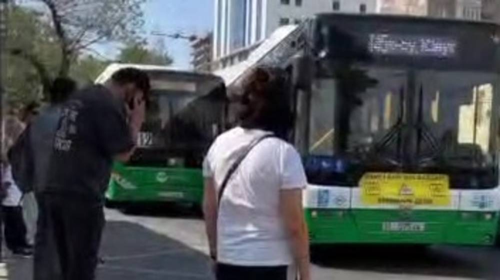 На остановке на Советской столкнулись два автобуса. Видео