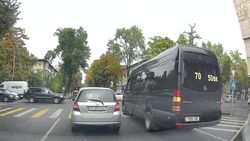 Бус со штрафами более 24000 сомов едва не устроил ДТП возле Дома правительства. Видео