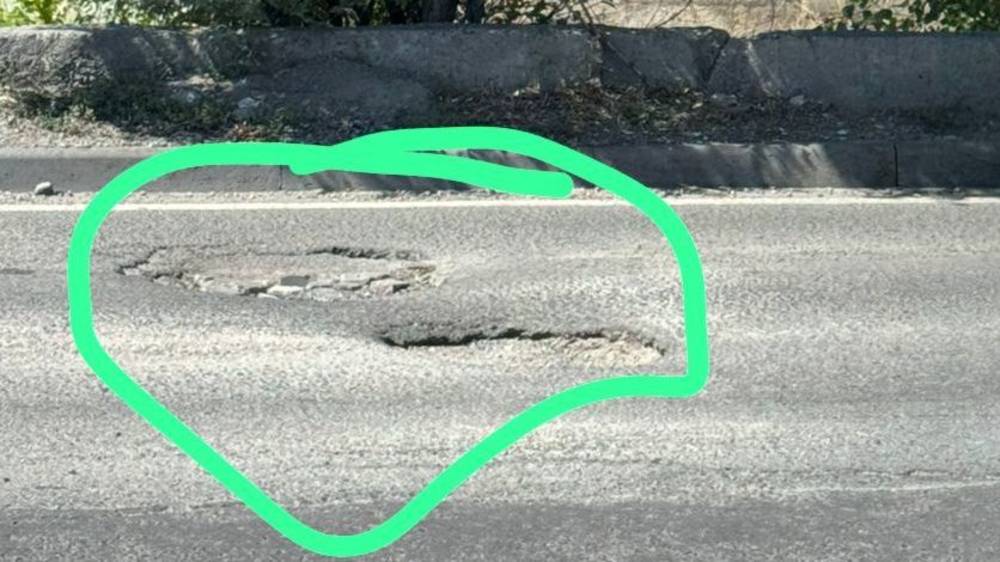 Горожанин просит сделать ямочный ремонт на ул.Мавлянова. Фото