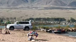 Lexus LX570 заехал на берег Иссык-Куля. Видео