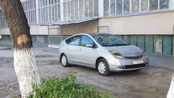 После рейда патрульных возле КНУ снова паркуются в зеленой зоне. Фото