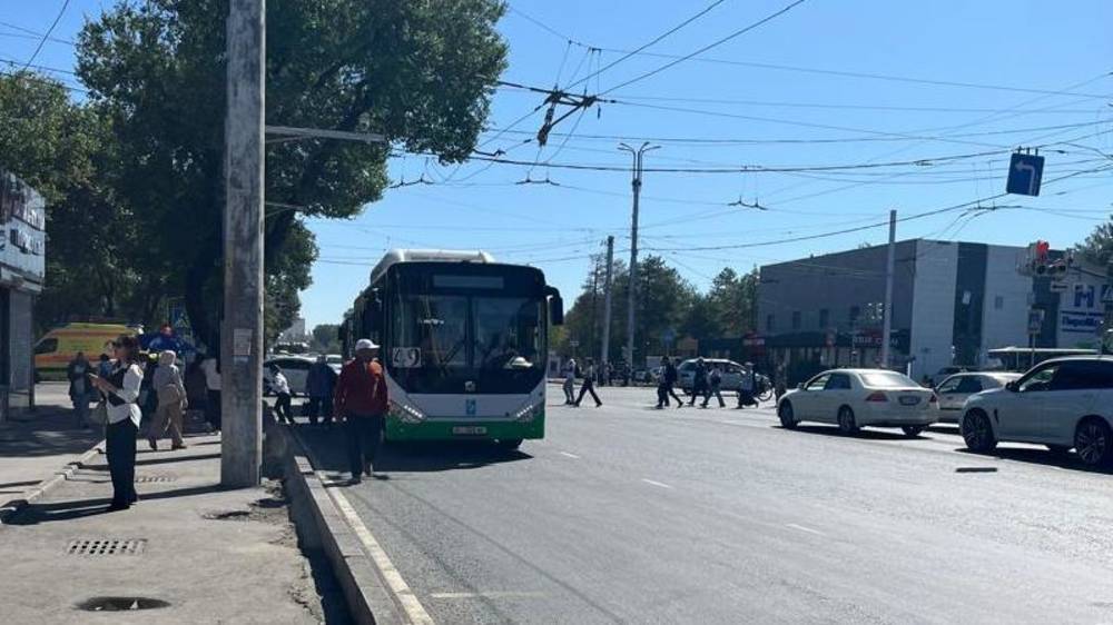 Водителя автобуса №49 направят в УПСМ за то, что он остановился вначале остановки на Ахунбаева, - мэрия