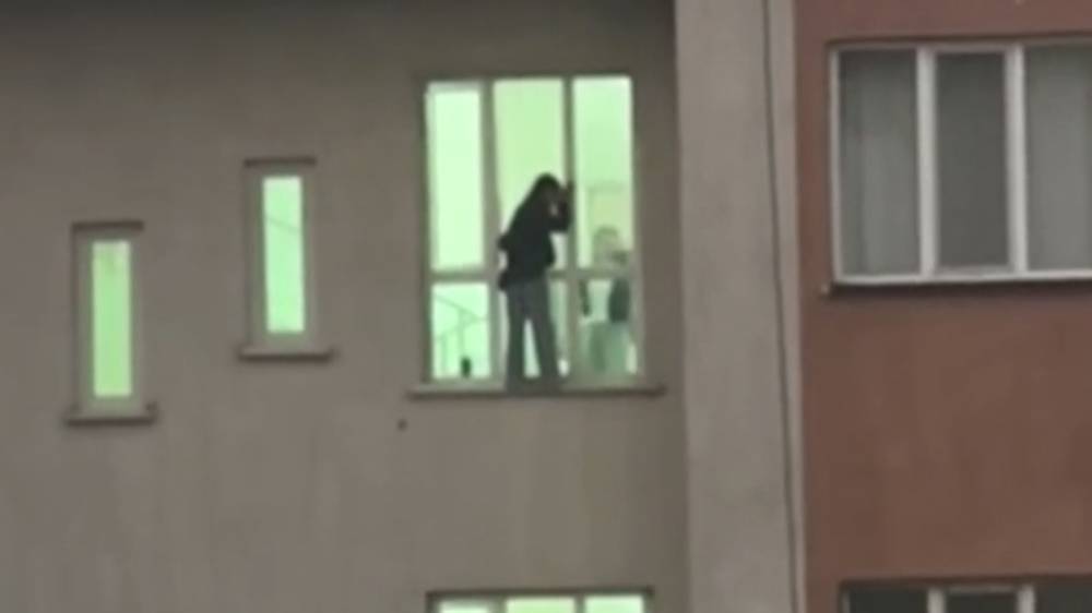 С девочкой, которая танцевала на оконном отливе в Джале, и ее родителями провели беседу