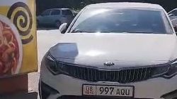 Остановка на Московской превратилась в стихийную парковку. Видео