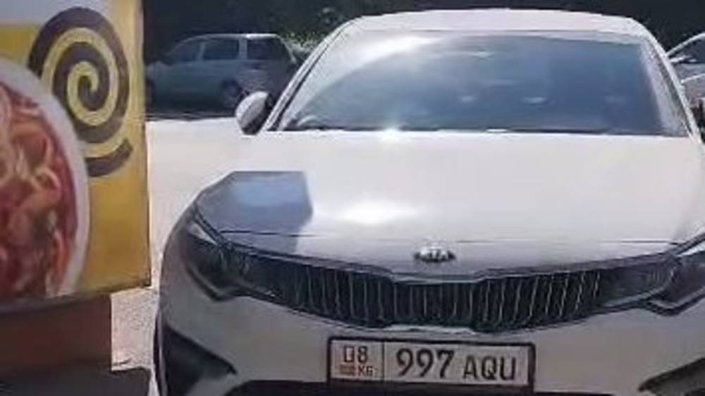 Остановка на Московской превратилась в стихийную парковку. Видео