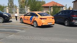 «Хендай» из Navi Taxi припаркована на «зебре» возле школы. Фото