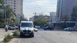 Инкассаторская машина припаркована на велодорожке по Токтогула. Фото